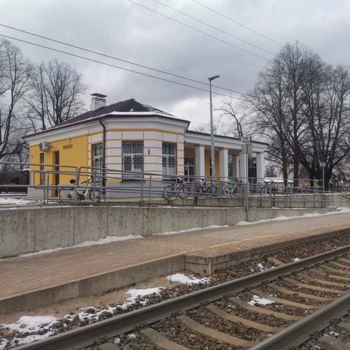 Slēgta vilcienu biļešu kase Ikšķilē – ko tas nozīmē pasažieriem?