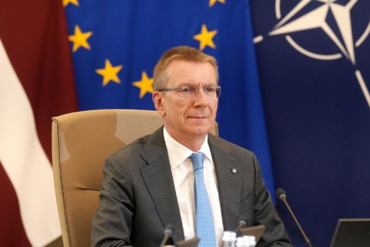 Attēls rakstam: FOTO: "Piedodiet, nenoturējos." Rinkēvičs NATO samitā Ankarā sastop spalvainu "diplomātu"