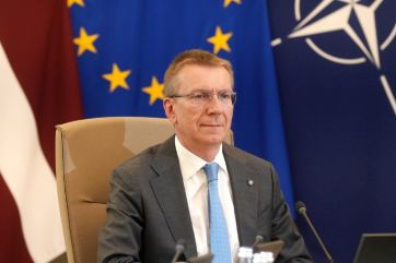 Attēls rakstam: FOTO: "Piedodiet, nenoturējos." Rinkēvičs NATO samitā Ankarā sastop spalvainu "diplomātu"