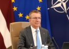 Attēls rakstam: FOTO: "Piedodiet, nenoturējos." Rinkēvičs NATO samitā Ankarā sastop spalvainu "diplomātu"