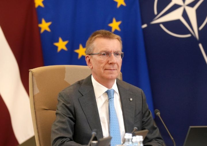 FOTO: "Piedodiet, nenoturējos." Rinkēvičs NATO samitā Ankarā sastop spalvainu "diplomātu"