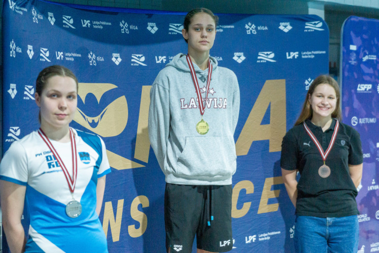 Ogres peldētājiem medaļas un jauni sasniegumi sacensībās Ķīpsalā