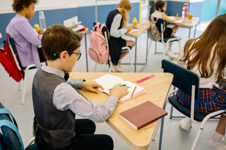 Pašvaldību skolās visvairāk trūkst pedagogu palīgu, psihologu, speciālo pedagogu un logopēdu