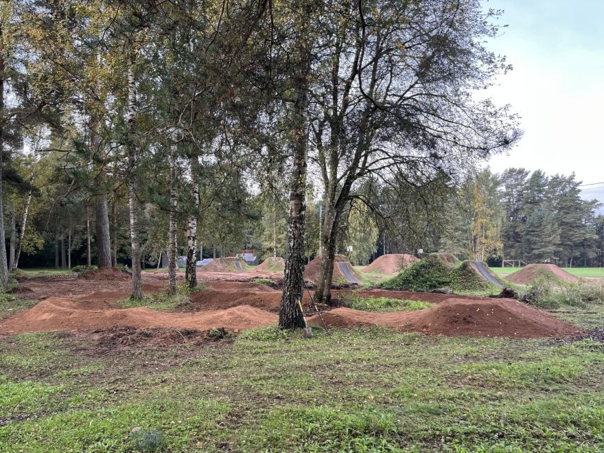 FOTO: Ikšķiles treilparkā aicina palīdzēt sablietēt jauno trasīti. Kopā jautrāk!