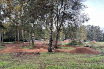 Attēls rakstam: FOTO: Ikšķiles treilparkā aicina palīdzēt sablietēt jauno trasīti. Kopā jautrāk!