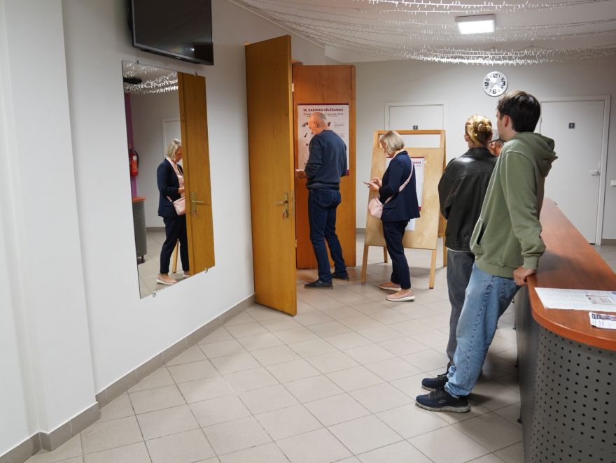 Runāt drīkst, bet maksāt par to aizliegts! Ko rīt un parīt vēl nedrīkst darīt deputātu kandidāti?