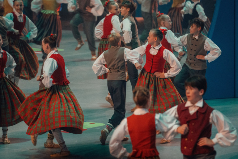 FOTO: Sākušies XIII Latvijas Skolu jaunatnes dziesmu un deju svētki ar “Viedvasara” ģenerālmēģinājumu