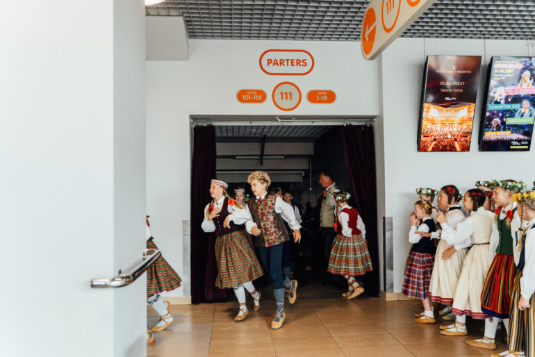 FOTO: Sākušies XIII Latvijas Skolu jaunatnes dziesmu un deju svētki ar “Viedvasara” ģenerālmēģinājumu