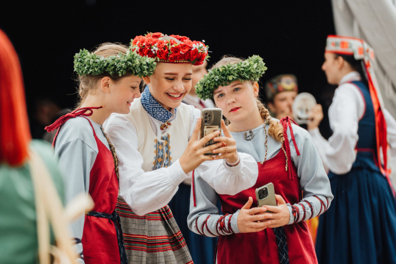 FOTO: Sākušies XIII Latvijas Skolu jaunatnes dziesmu un deju svētki ar “Viedvasara” ģenerālmēģinājumu