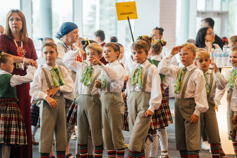FOTO: Sākušies XIII Latvijas Skolu jaunatnes dziesmu un deju svētki ar “Viedvasara” ģenerālmēģinājumu