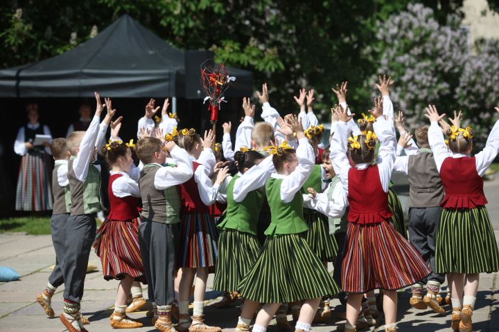 Sākas XIII Latvijas Skolu jaunatnes dziesmu un deju svētki