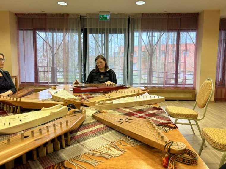 VIDEO: Satiec savu meistaru. Etnogrāfiskās kokles spēle Ogresgalā
