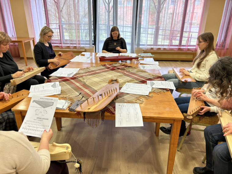 VIDEO: Satiec savu meistaru. Etnogrāfiskās kokles spēle Ogresgalā