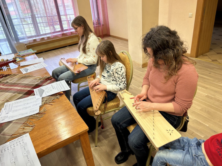 VIDEO: Satiec savu meistaru. Etnogrāfiskās kokles spēle Ogresgalā