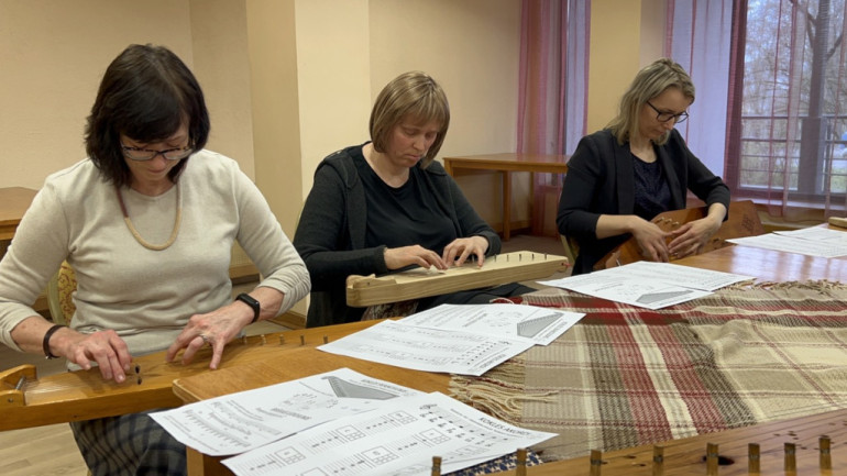 VIDEO: Satiec savu meistaru. Etnogrāfiskās kokles spēle Ogresgalā