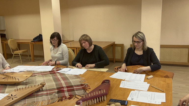 VIDEO: Satiec savu meistaru. Etnogrāfiskās kokles spēle Ogresgalā