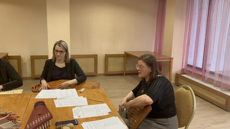 VIDEO: Satiec savu meistaru. Etnogrāfiskās kokles spēle Ogresgalā