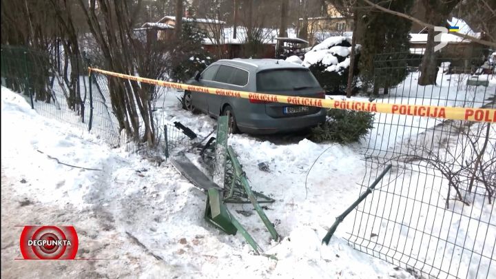 Volkswagen ielido pagalmā un aizbrauc: ogrēnieša žogs kā magnēts pārgalvīgiem vadītājiem