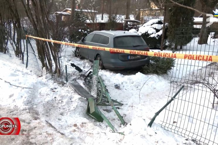 Attēls rakstam: Volkswagen ielido pagalmā un aizbrauc: ogrēnieša žogs kā magnēts pārgalvīgiem vadītājiem