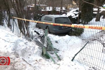 Attēls rakstam: Volkswagen ielido pagalmā un aizbrauc: ogrēnieša žogs kā magnēts pārgalvīgiem vadītājiem