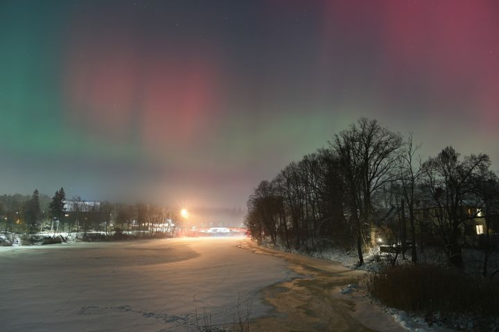 Ziemeļblāzmas skaistums neļauj gulēt arī Ogres novadā