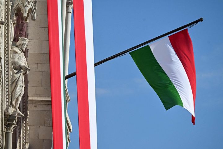 Atbild iedzīvotāji. Vai sekojat līdzi notikumiem Ungārijā?