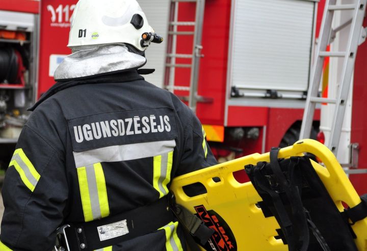  Suntažu pagastā no ugunsgrēka evakuējās divi cilvēki
