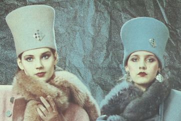 Attēls rakstam: Ārijas Skudras personālizstādes "Cepuru karaliene un viņas batikas" atklāšana