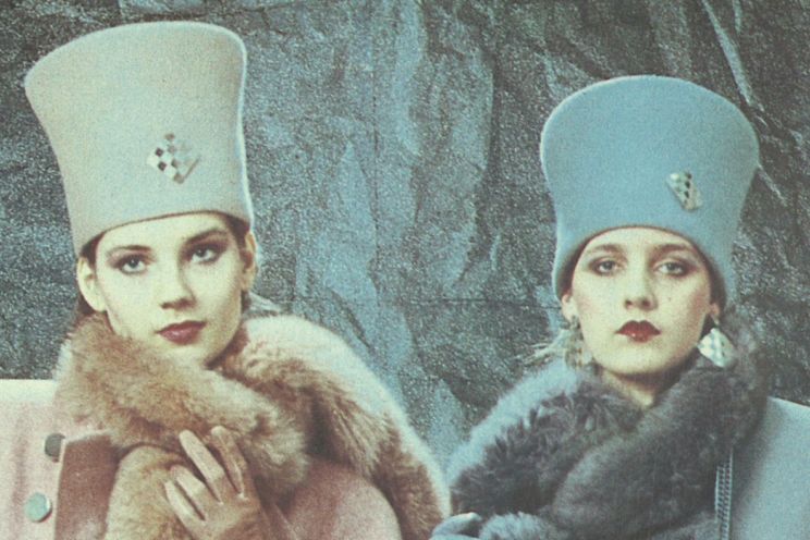 Attēls rakstam: Ārijas Skudras personālizstādes "Cepuru karaliene un viņas batikas" atklāšana