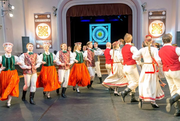 Deju ansambļa "Uguntiņa" koncerts "Dej bāliņi, dej māsiņas!"