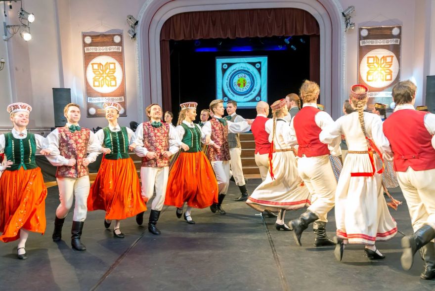 Deju ansambļa "Uguntiņa" koncerts "Dej bāliņi, dej māsiņas!"