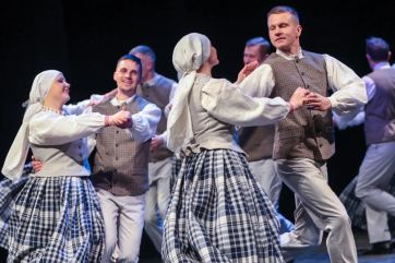 Attēls rakstam: Deju kolektīva "Godi" un draugu koncerts "Te starp savējiem"