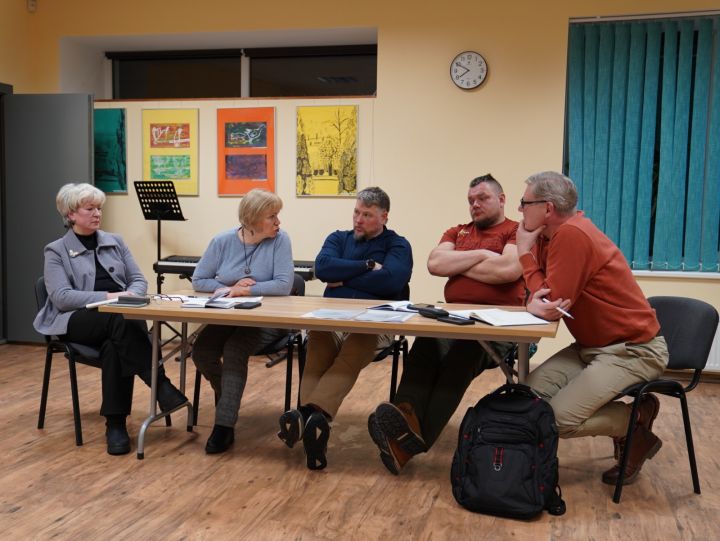 Iedzīvotāju padome un divi iedzīvotāji. Aizvadīta Ķeguma Iedzīvotāju padomes sanāksme