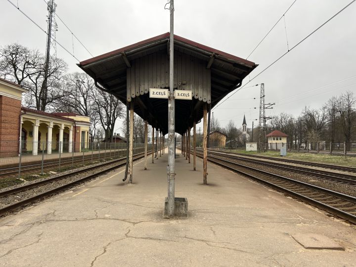 Ogrē smēķē uz perona