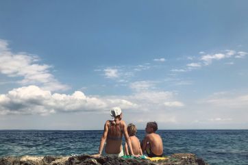 Attēls rakstam: Ceļošana mācību laikā - bezatbildība vai vērtīga pieredze? Matemātikas skolotājs raisa plašu diskusiju par kavējumiem