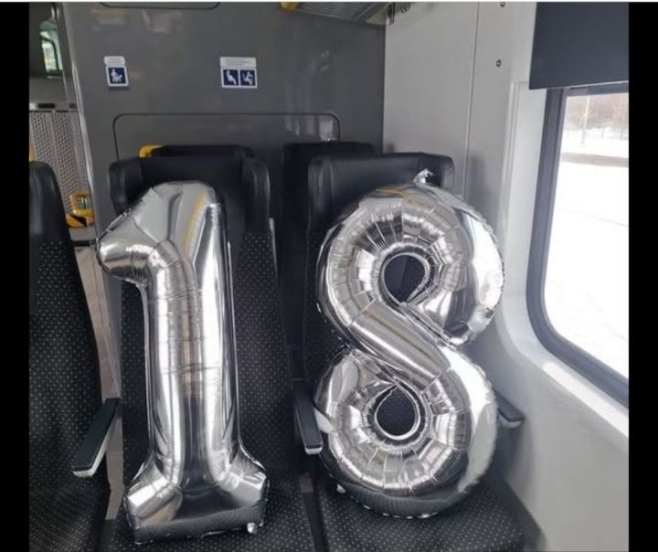 Vilciens par lēnu brauca vai arī kāds 81 gadu vecumā atstāja vilcienā savus svētku balonus?