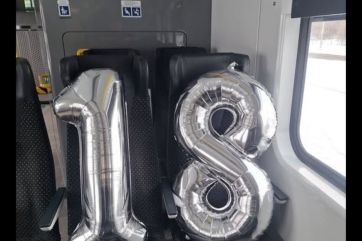 Attēls rakstam: Vilciens par lēnu brauca vai arī kāds 81 gadu vecumā atstāja vilcienā savus svētku balonus?