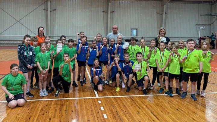 FOTO: Tautas bumbā uzvar birzgalieši, stafetēs – tīnūžnieki