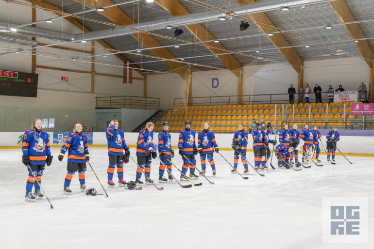 FOTO: Ogres novada sieviešu hokeja komanda “Ogres Grācijas” organizē savu pirmo komandu sabraukumu