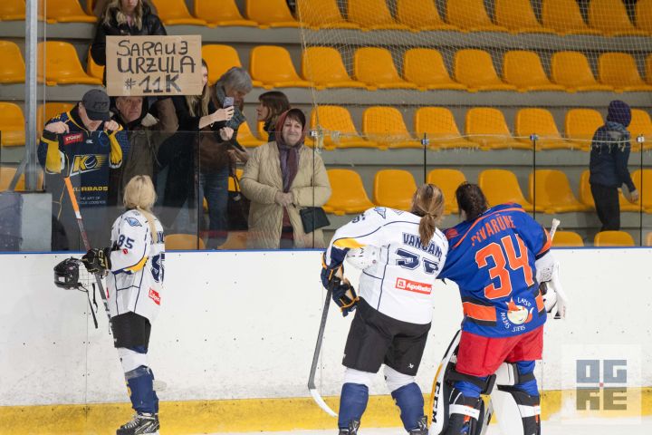 FOTO: Ogres novada sieviešu hokeja komanda “Ogres Grācijas” organizē savu pirmo komandu sabraukumu
