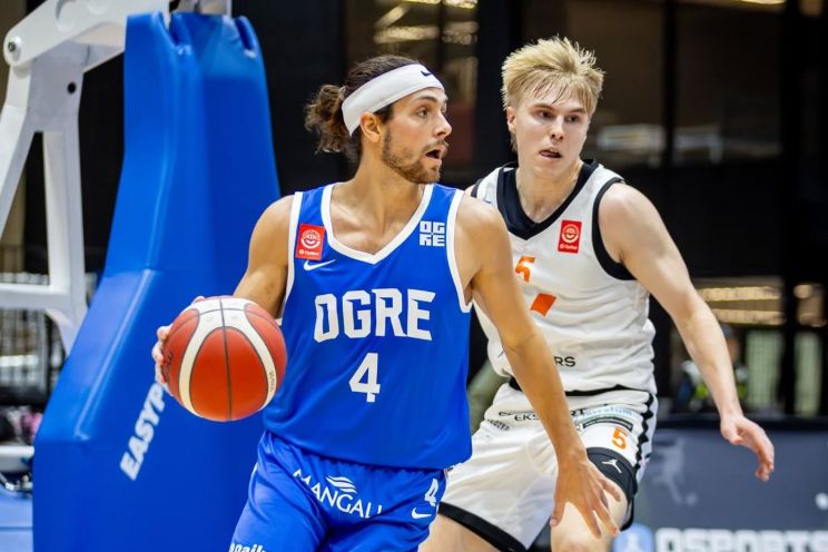 Attēls rakstam: BK “Ogre” mazrezultatīvā cīņā izbraukumā parausta aiz ūsām perfekto līdervienību