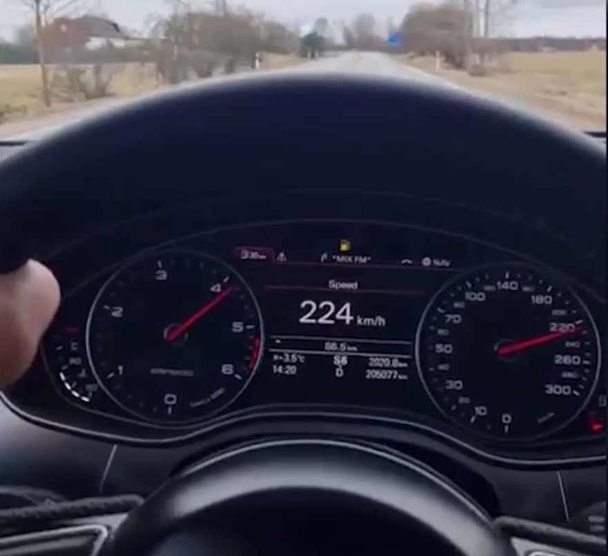Tīnūžos iebrauc ar ātrumu gandrīz 240 km/h! Pārgalvīgais braucējs palicis bez tiesībām