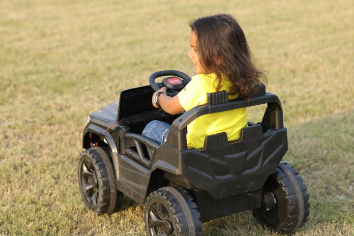 Aptauja: Degvielas cenu kāpuma dēļ Latvijā 23% iedzīvotāju mazāk brauc ar auto