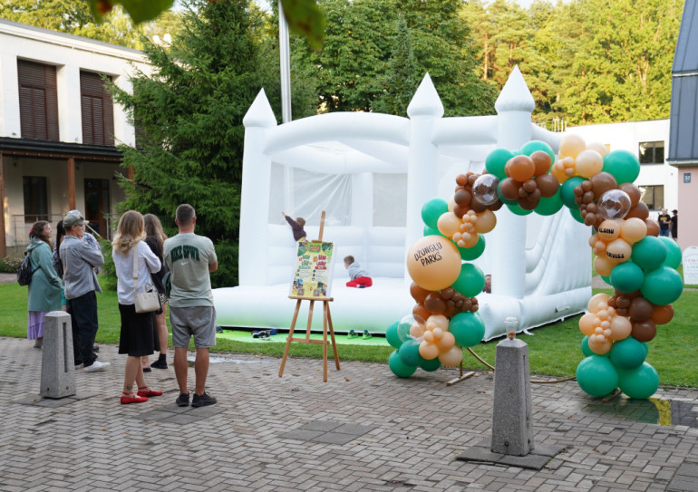 FOTO: Ogre svin: pirmā diena uzņēmēju, sporta, mākslas un mūzikas zīmē