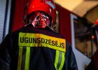 Attēls rakstam: Suntažu pagastā dega angārs un ķieģeļu ēka vairāku simtu kvadrātmetru platībā