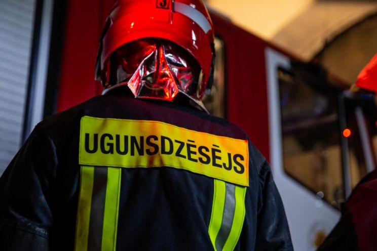 Attēls rakstam: Suntažu pagastā dega angārs un ķieģeļu ēka vairāku simtu kvadrātmetru platībā
