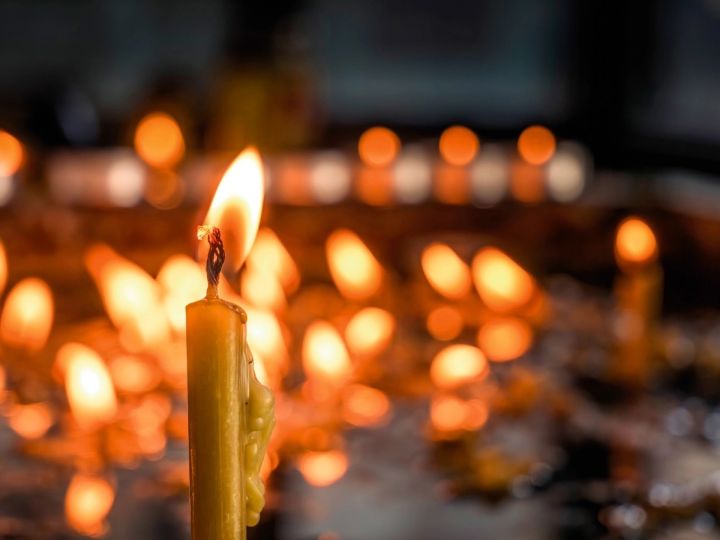 Svecīšu vakars Latvijā nav tikai reliģisks rituāls – tas ir arī emocionāls un ģimenisks