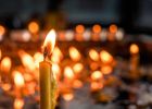 Attēls rakstam: Svecīšu vakars Latvijā nav tikai reliģisks rituāls – tas ir arī emocionāls un ģimenisks
