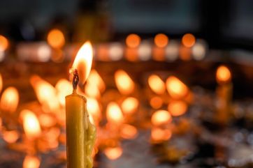 Attēls rakstam: Svecīšu vakars Latvijā nav tikai reliģisks rituāls – tas ir arī emocionāls un ģimenisks