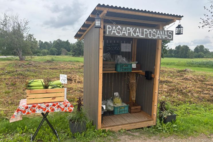 Attēls rakstam: FOTO: Gaumīga pietura ceļa malā – Suntažos lauku labumus var iegādāties pašapkalpošanās stendā